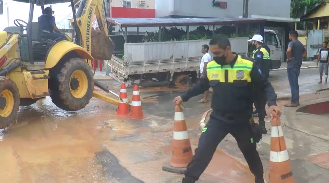 Roda de caminhão fica presa em buraco após asfalto ceder no centro