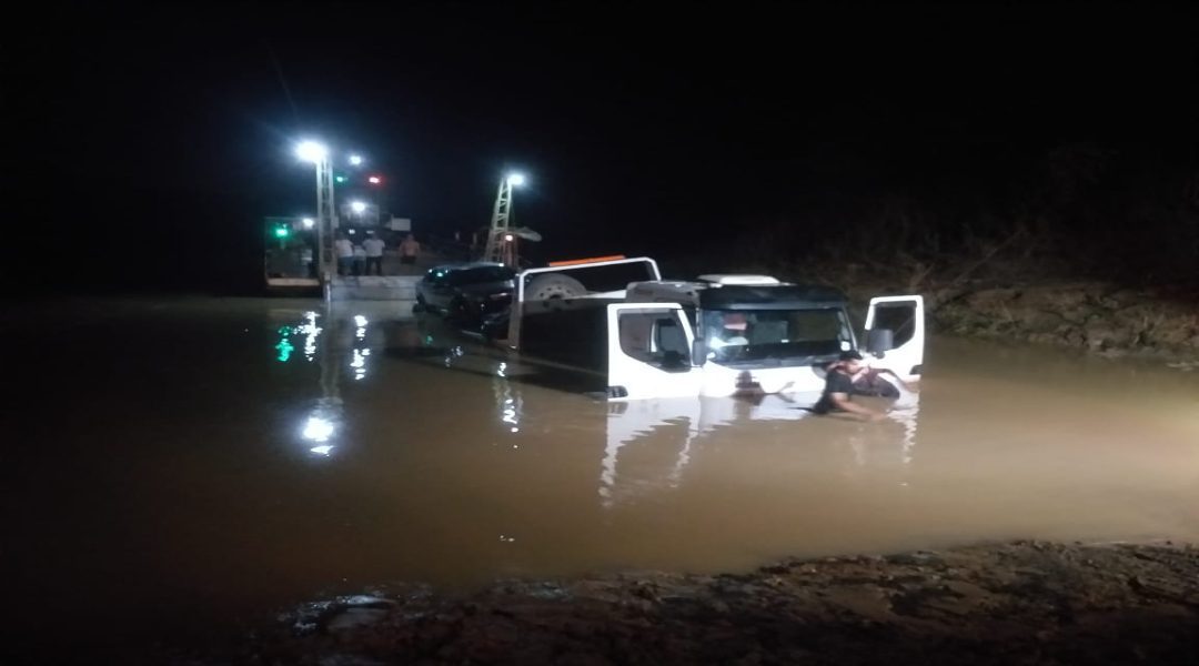 Caminh O Guincho Cai Dentro Do Rio Juru Na Travessia De Balsa Entre