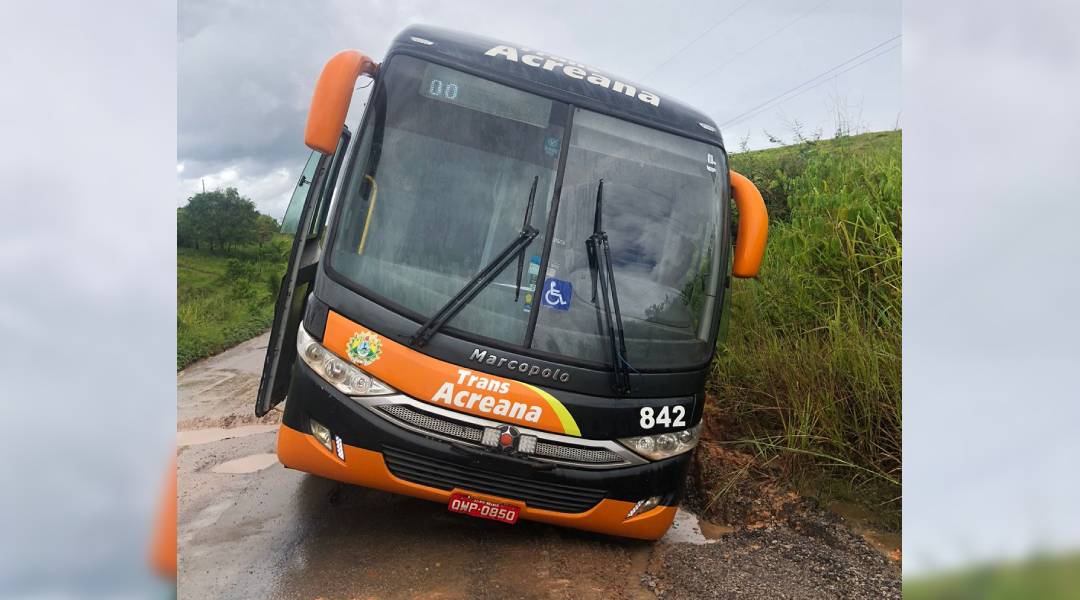 Ônibus Transacreana vindo de Rio Branco para Cruzeiro do Sul fica