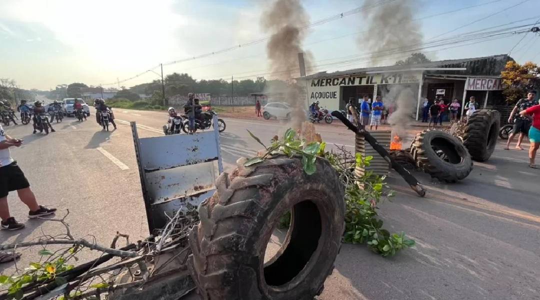 Famílias do Santa Maria bloqueiam AC 40 pedindo manutenção e