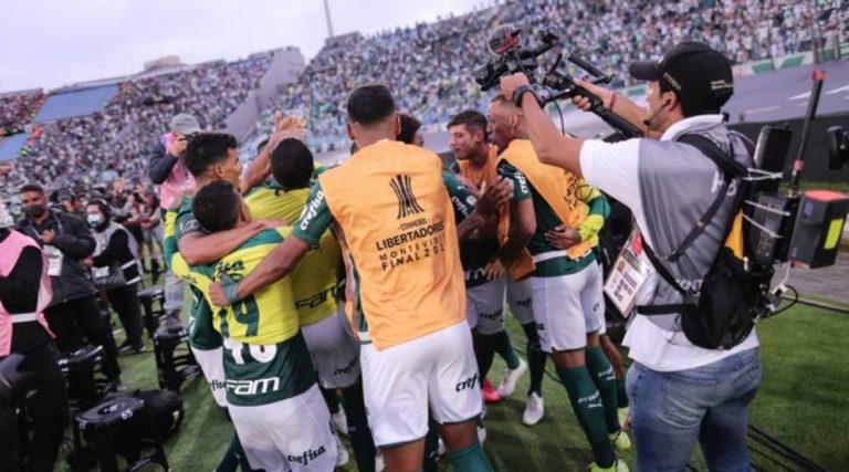 Palmeiras vence Flamengo com Deyverson herói na prorrogação e é