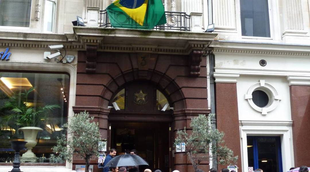 Prédio do Consulado brasileiro em Londres poderá ter boate de striptease