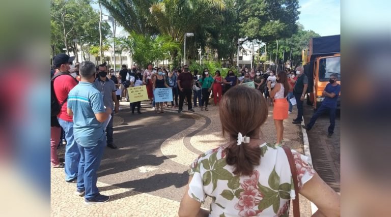 Contrários a propostas salariais, servidores da Educação protestam em frente à prefeitura de Rio Branco