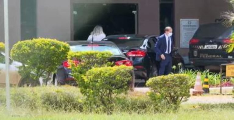 PF diz que houve crime no vazamento de informações em live de Bolsonaro, encerra sua investigação e não indicia o presidente￼