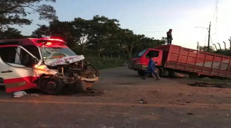 Acidente grave na BR-317 envolve viatura do Samu e caminhão boiadeiro