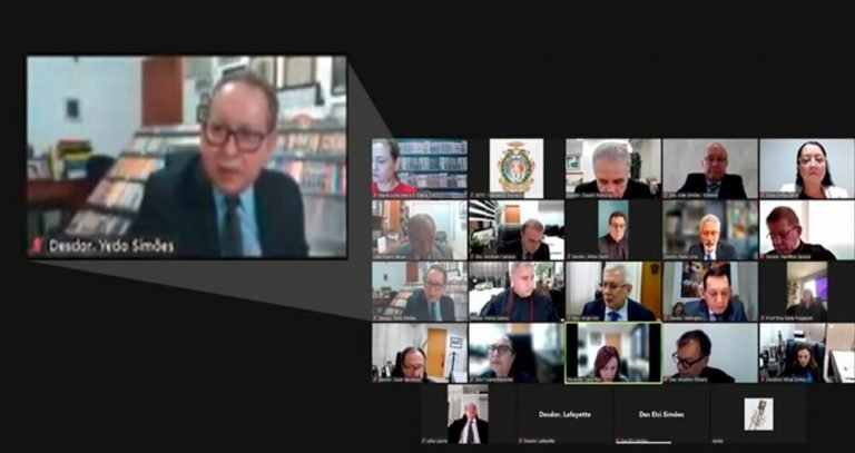 Biblioteca falsa de desembargador cai durante sessão virtual do Tribunal de Justiça do AM