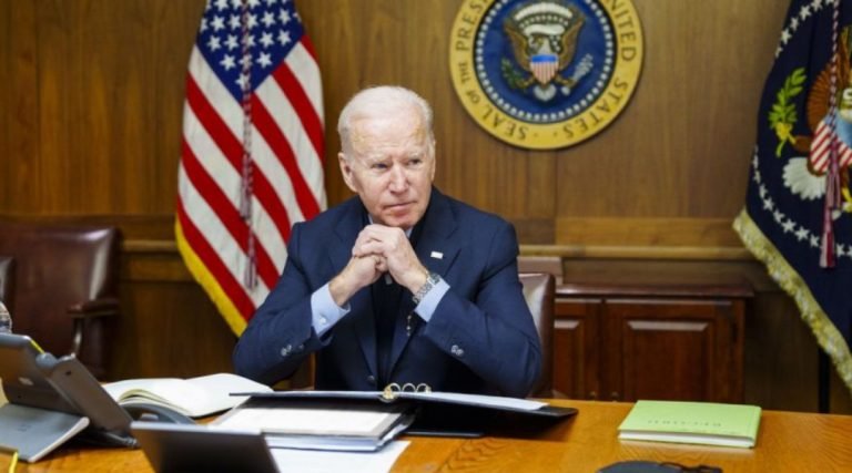 Biden diz a Putin que EUA vão reagir com “consequências severas” se Rússia invadir Ucrânia