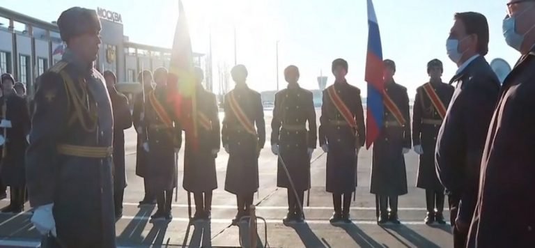 Bolsonaro desembarca em Moscou para encontro com Putin e reunião com empresários