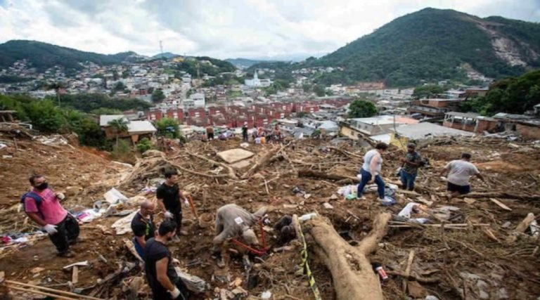 Buscas por desaparecidos terminam no Morro da Oficina, em Petrópolis