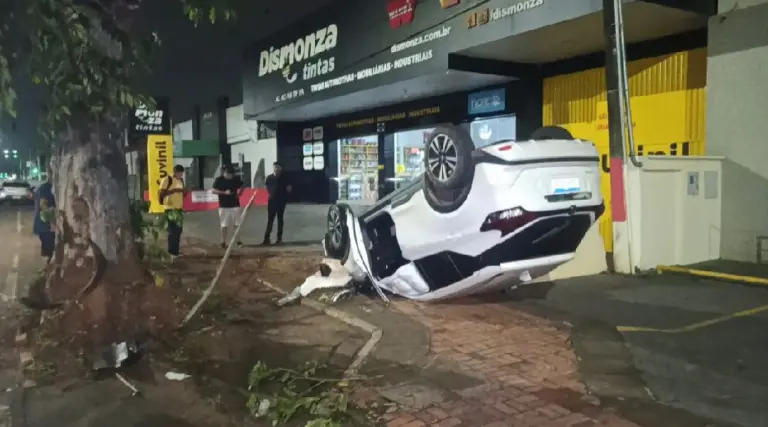 Médico bate em árvore após ser ‘fechado’ por carro em avenida de Rio Branco