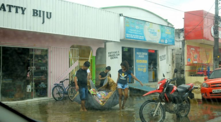 Depois do susto, águas do rio Tarauacá começam a baixar