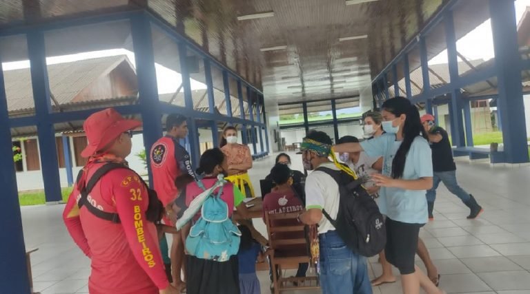 Em Tarauacá, nível do rio continua subindo e desabriga família de indígenas