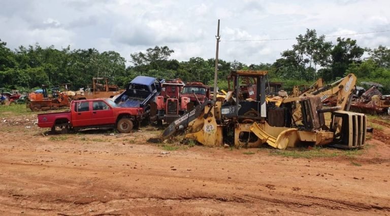 Tratores, caminhões e maquinários pesados do governo vão a leilão virtual no Acre