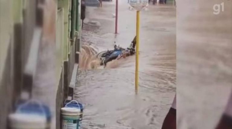 Dono de loja que teve seis motos ‘engolidas’ por buraco tentou salvar peças na enxurrada: ‘Quase fui junto’