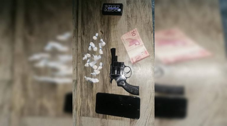 Polícia Civil prende homem em flagrante por posse ilegal de arma de fogo e droga em Brasileia