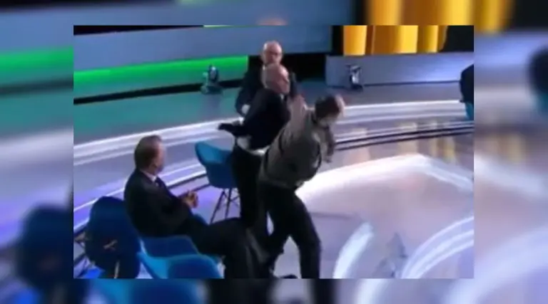 Jornalista sai no tapa com político pró-Rússia em programa de TV na Ucrânia; veja
