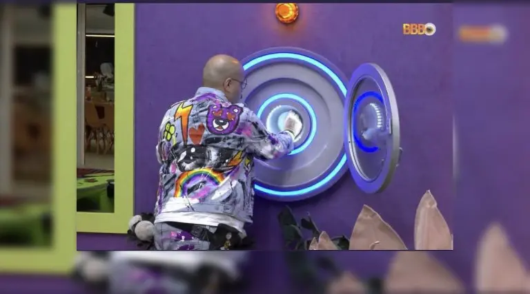 Tiago Abravanel aperta botão de desistência e vai ao Confessionário do BBB22