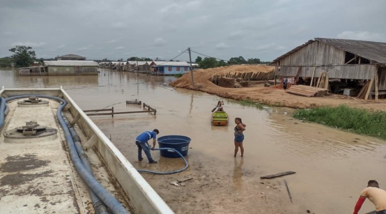 Caminhão-pipa reforça abastecimento de água em Tarauacá
