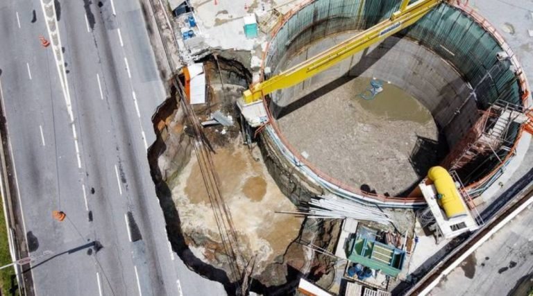 Metrô: cratera se expande e atinge três faixas da Marginal Tietê