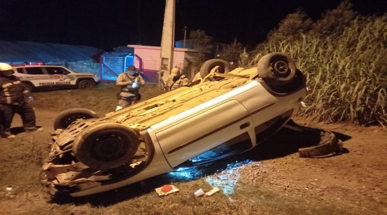 Mulher é encontrada baleada fora de carro capotado e morre a caminho do hospital em SC