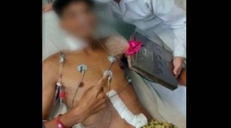 Jovem vai a hospital visitar namorado que amanheceu ao lado dela com corte profundo na barriga, em praia de Guarapari (ES), após os dois terem usado drogas sintéticas