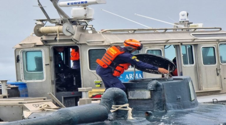 Embarcação com quatro toneladas de cocaína é apreendida no Pacífico; veja vídeo