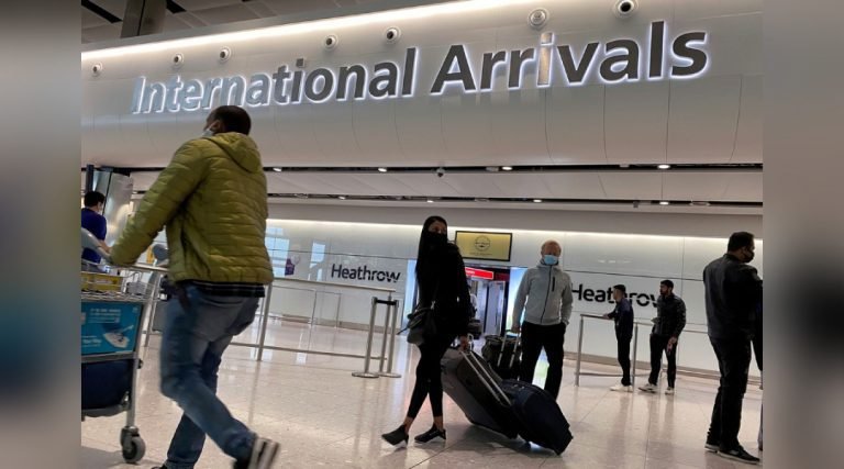 Homem é detido após mulher denunciar estupro na 1ª classe de voo dos EUA para a Inglaterra