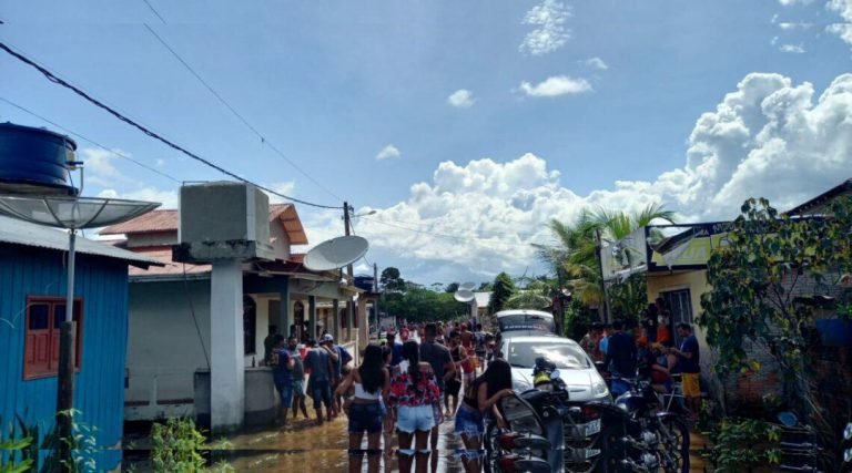 Banhistas aproveitam cheia do rio Juruá para se divertir na ‘água preta’