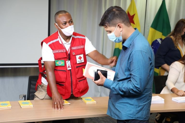 Famílias carentes de Rio Branco recebem cartão alimentação em ação social do TJ e Cruz Vermelha