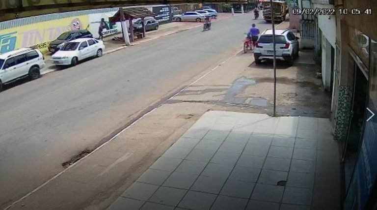 Imagem mostra idoso matando morador de rua com paulada no AC e relatório aponta transtorno mentais