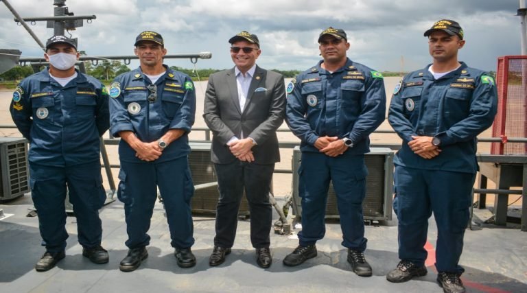 Em visita ao Navio-Hospital, governador agradece à tripulação pelos serviços prestados no Juruá