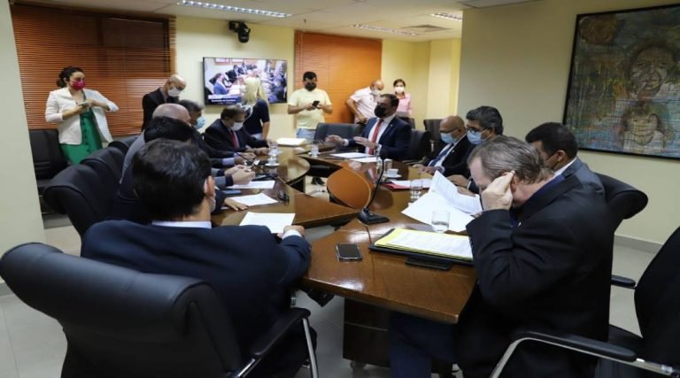 Líderes na Assembleia comentam declarações de Gladson sobre adiar anúncio de reajuste dos servidores