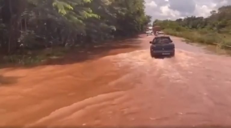 Acre fica isolado por via terrestre após BR-364 ser interditada devido ao transbordo do Rio Jamari, em RO
