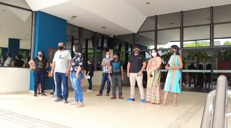 Servidores de apoio da Segurança protestam em frente à Aleac e cobram aprovação do plano de carreira