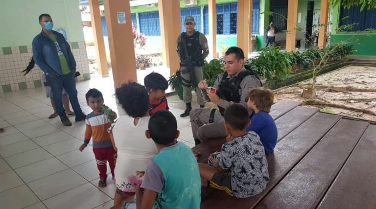 Polícia Militar faz segurança dos abrigos e anima as crianças no local