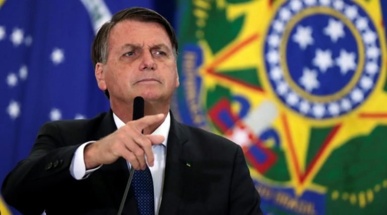 Bolsonaro sanciona projeto de lei que prevê ICMS único sobre combustíveis