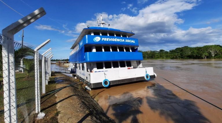 Barco do INSS atende ribeirinhos do Guajará Amazonas
