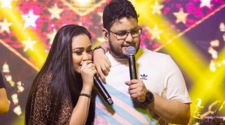 Luiza chora ao subir ao palco pela primeira vez sem Maurílio