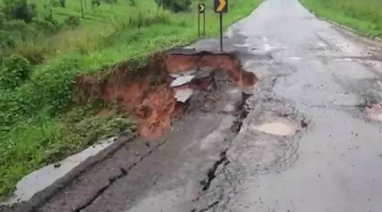 Após fortes chuvas, trecho da BR-364 entre Sena Madureira e Manoel Urbano cede e é risco para condutores
