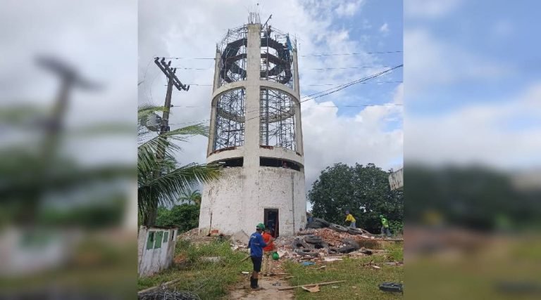 Demolição de reservatório que ameaçava cair em cima de escola entra na fase final, em Rio Branco