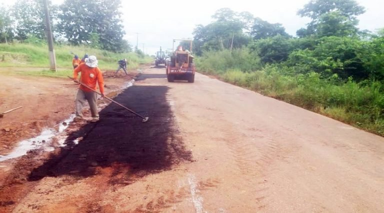 Governo realiza operação tapa-buraco no km 14 da AC-475 em Plácido de Castro