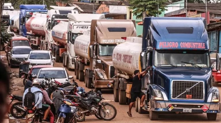 Caminhoneiros reclamam de longas filas e demora de até 10 dias para liberação de cargas em postos fiscais no interior do Acre