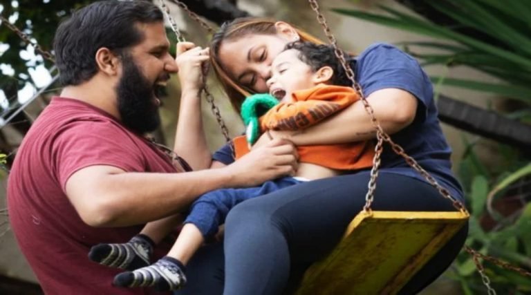 “Em nome do amor”: casal do DF adota menino com paralisia cerebral