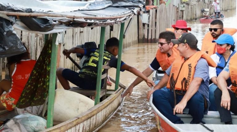 Governador Gladson Cameli vai a Tarauacá e leva assistência aos alagados