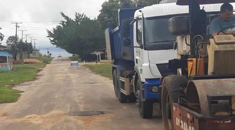 Governo realiza operação tapa-buraco na estrada AC-407, em Rodrigues Alves
