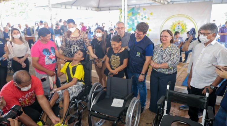 Em Plácido de Castro, governo entrega cadeiras de rodas e termo de reforma do hospital
