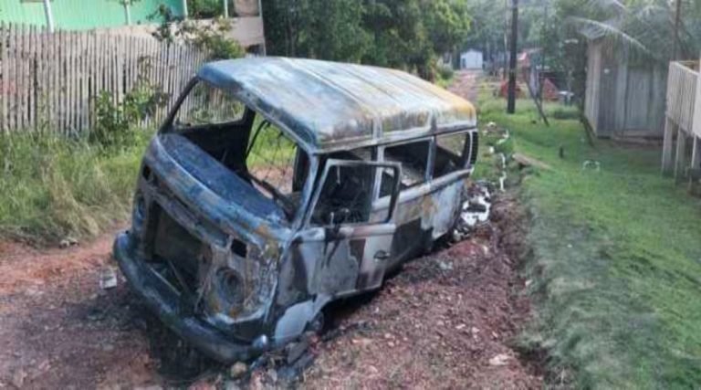 Carro incendeia em bairro de Epitaciolândia ao tentar subir ladeira