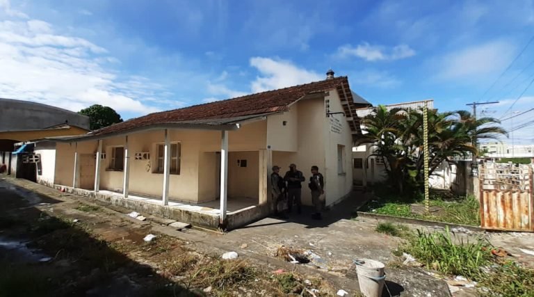 Moradores de prédio abandonado no centro de Cruzeiro do Sul são retirados pela Polícia Militar