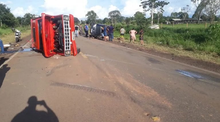 Colisão entre táxi e caminhonete mata um e deixa seis feridos em rodovia do Acre