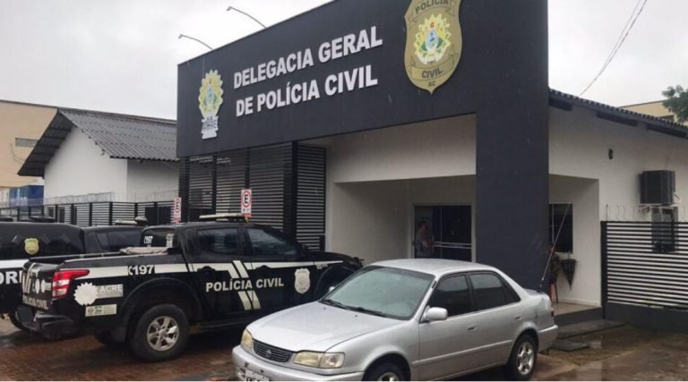 Polícia apreende carro Corola com vários pares de sapatos, sandálias e roupas